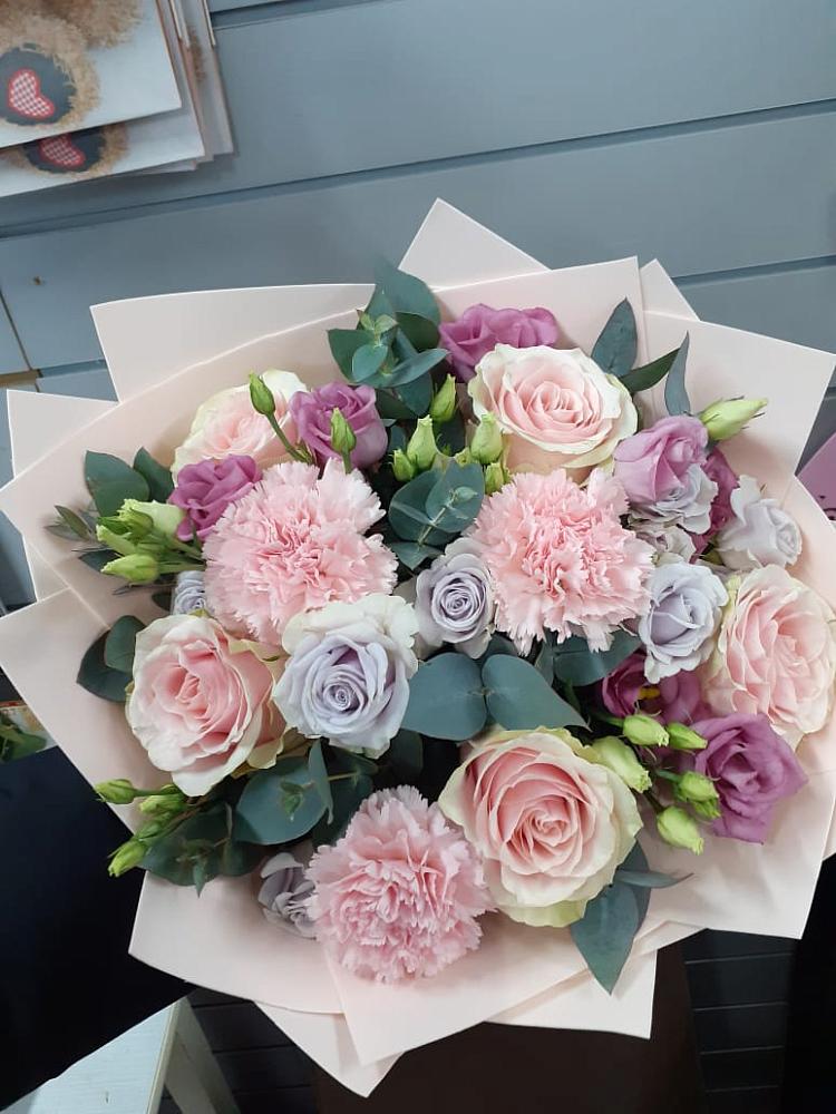 Букет цветов из: Розы, Гвоздики и Лизиантусы в Воле