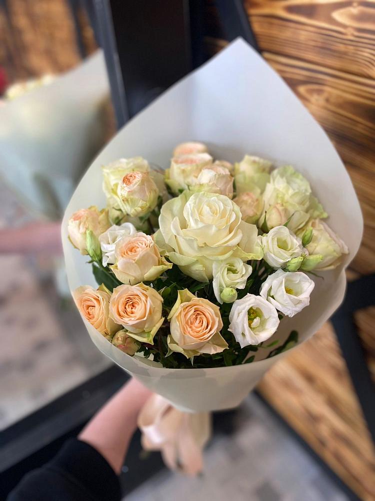 Букет цветов из: Розы и Лизиантусы в Воле